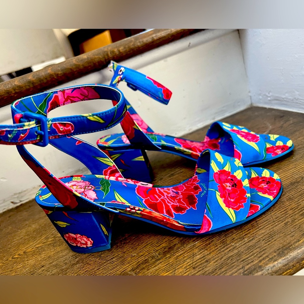 Small heel ankle wrap sandals